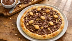 Πίτσα σοκόλαση: τραγανή βάση, πραλίνα φουντουκιού και μπισκότα σε 20 λεπτά