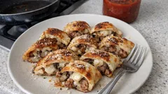 Ρολάκια πίτσας στο τηγάνι με αραβική πίτα – τραγανά απ’ έξω, με λιωμένα τυριά μέσα