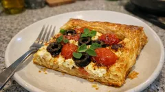 Χωριάτικη τάρτα με φέτα και ντοματίνια: τραγανή σφολιάτα που δεν πανιάζει