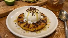 Καραμελωμένος ανανάς στο γκριλ με frozen yogurt και σιρόπι μέλι–λάιμ