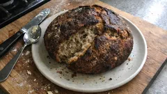 Ψωμί με μαύρη μπύρα στη γάστρα: αφράτο «χωρίς ζύμωμα» με τραγανή κόρα